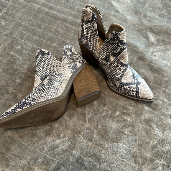 Vince Camuto Gigietta Booties - Picture 1 of 4